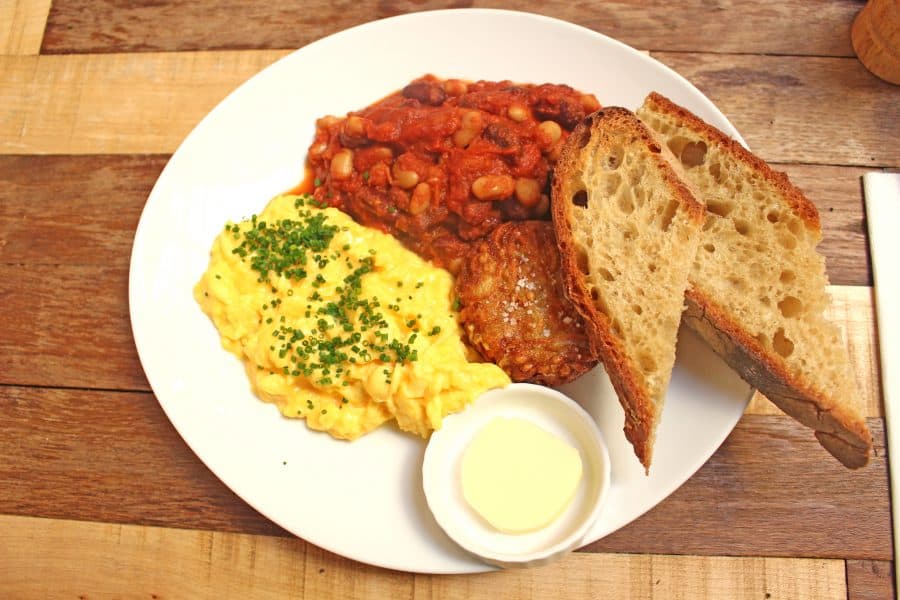 Holybelly Brunch: Scrambled eggs, baked beans, toast and hash brown. 