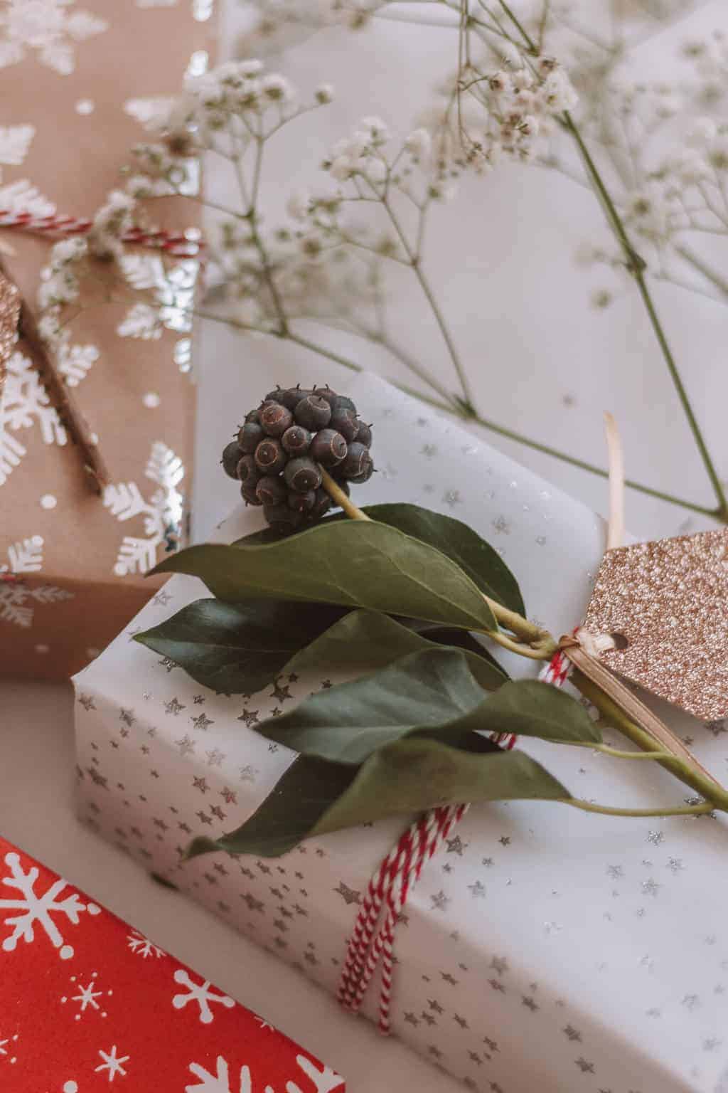 Easy Christmas Gift Wrapping Tutorial with Fresh Flowers