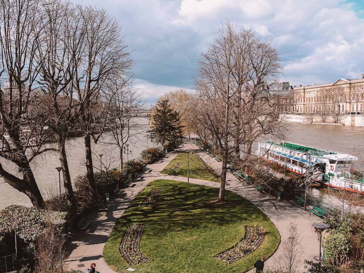 Île de la Cité (the other natural island in the Seine, alongside Île Saint-Louis)