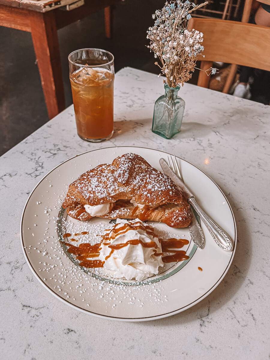 Croissant con crema at Sullaluna restaurant in New York.